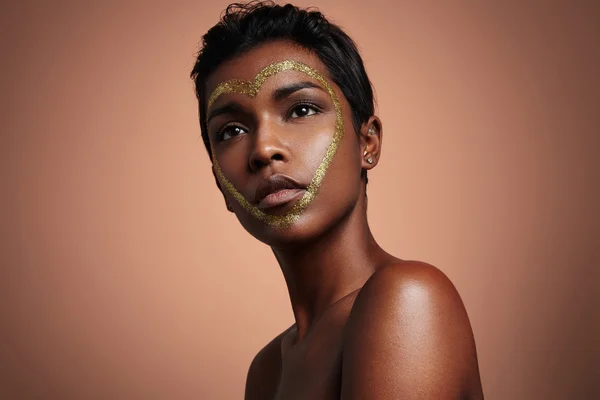 Mujer con corazón en la cara — Foto de Stock