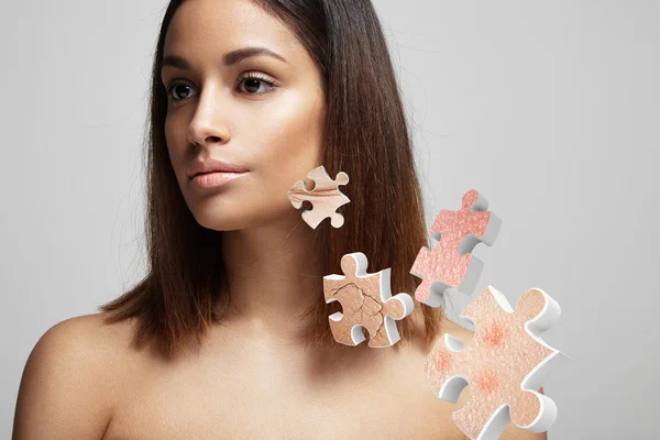 Donna latina con puzzle — Foto Stock