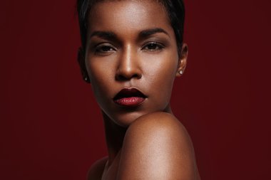 şarap dudaklı zenci kadın