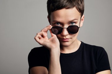 Siyah giysiler ve güneş gözlüğü giyen kadın