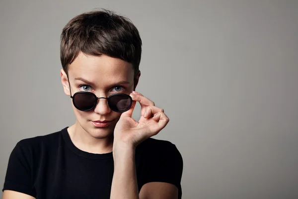 Mujer con ropa negra y gafas de sol — Foto de Stock