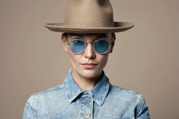 Γυναίκα που φοράει καπέλο και μπλε γυαλιά — Φωτογραφία Αρχείου