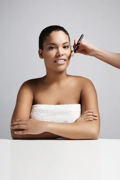 Vrouw met de hand maken van gezicht make-up — Stockfoto