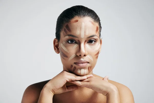 Frau mit Gesichtskorrektur — Stockfoto