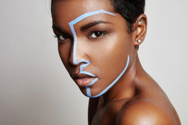 Frau mit blauem Strich im Gesicht — Stockfoto