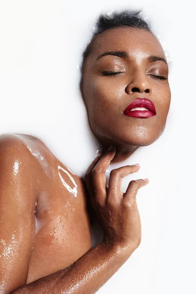 Süt banyosu içinde kırmızı dudaklı kadın — Stok fotoğraf