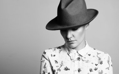 kadın giyiyor şapka