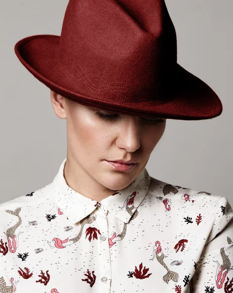 Mujer usando sombrero — Foto de Stock