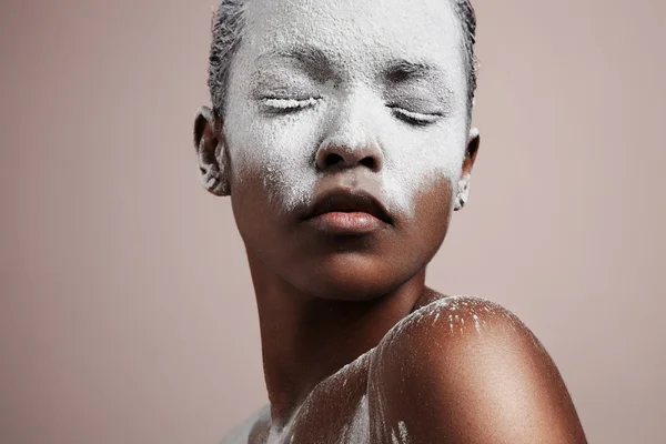 Kadın tarafından beyaz toz kaplı — Stok fotoğraf