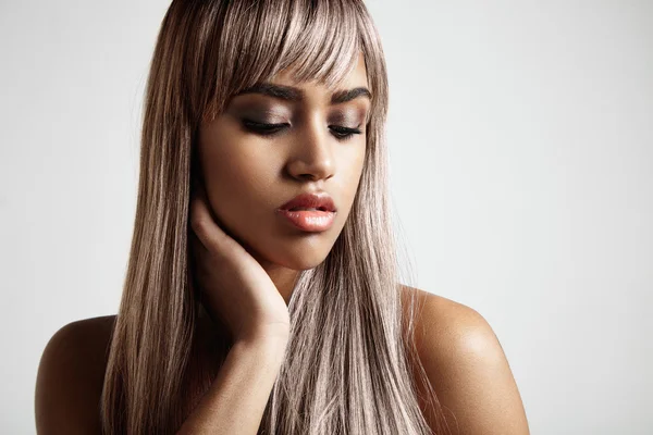 Mujer negra con cabello de color marrón —  Fotos de Stock