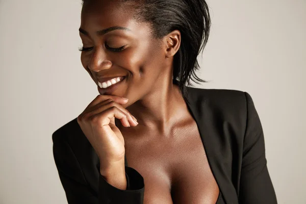 Щаслива усміхнена чорна жінка — стокове фото
