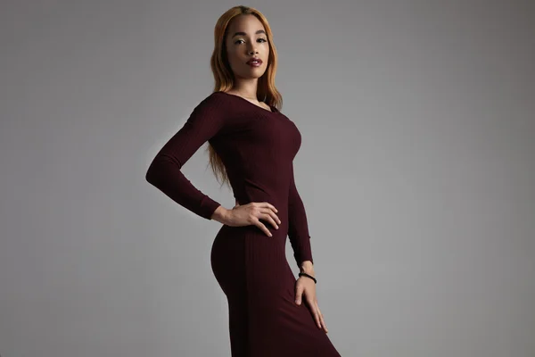 Frau trägt dünnes Kleid — Stockfoto