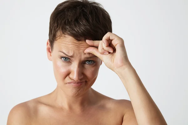 Vrouw met rimpels op het voorhoofd — Stockfoto