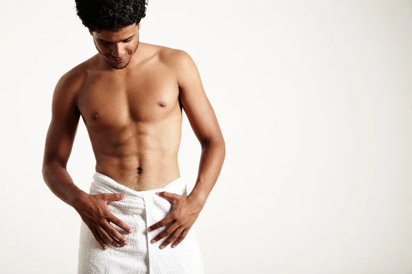 Uomo in asciugamano bianco — Foto Stock
