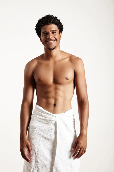 Νεαρός άνδρας σε λευκή πετσέτα — Φωτογραφία Αρχείου
