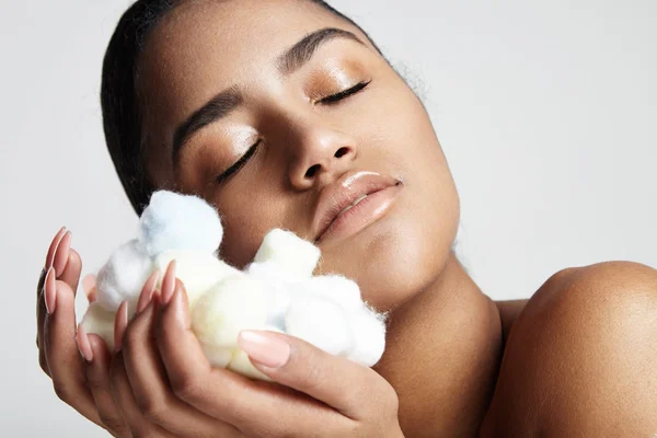 Woman with cotton balls in hands — Stock Photo, Image