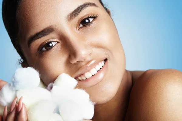 Woman with cotton balls — Stock Photo, Image