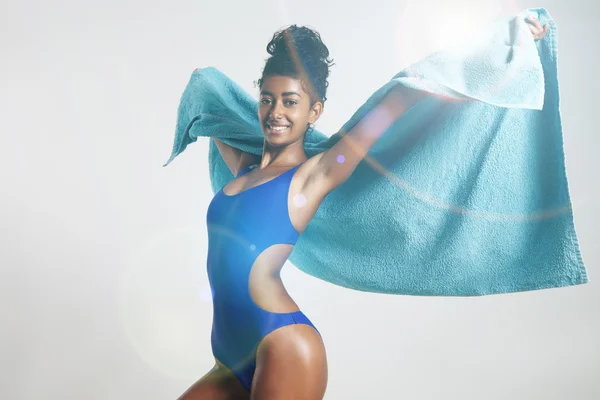 Mujer con toalla de playa bailando —  Fotos de Stock