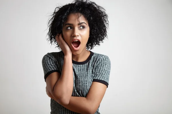 Femme qui se demande avec les cheveux bouclés — Photo