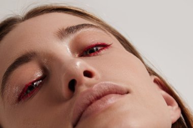 Yaratıcı makyajlı kadın