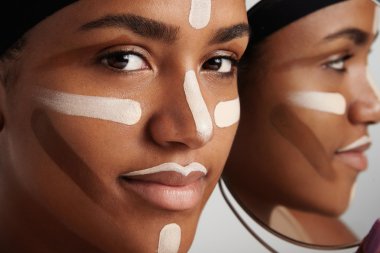 kadın bir şekillendirme hatları ile