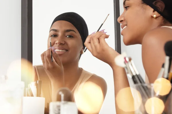 Negro mujer haciendo maquillaje —  Fotos de Stock