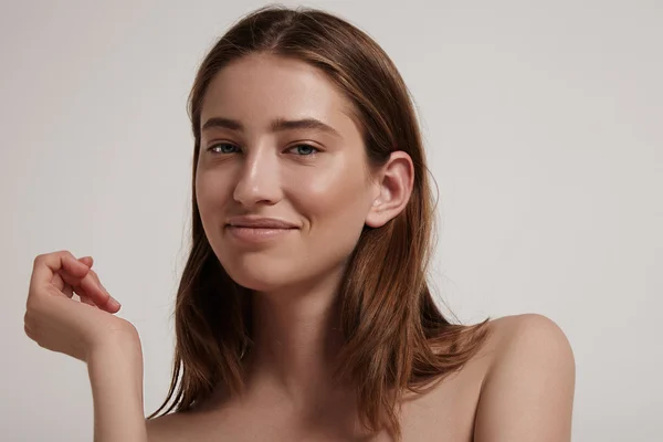 Vrouw kijken op camera — Stockfoto