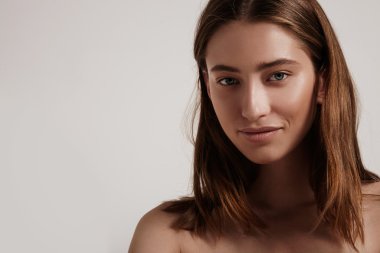 kameraya izlerken kadın