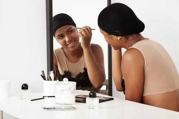 Frau beim Make-up — Stockfoto