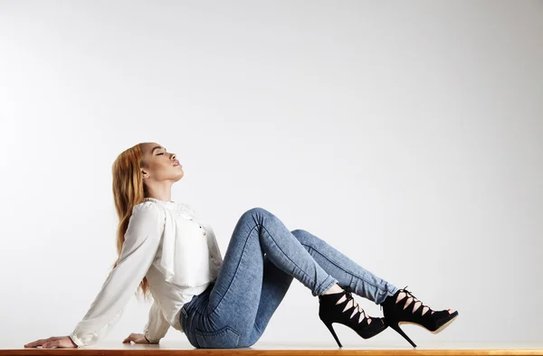 Mujer en blusa blanca —  Fotos de Stock