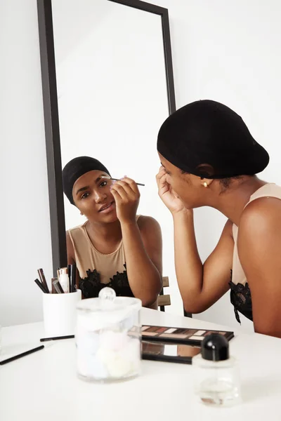 Mujer haciendo maquillaje —  Fotos de Stock