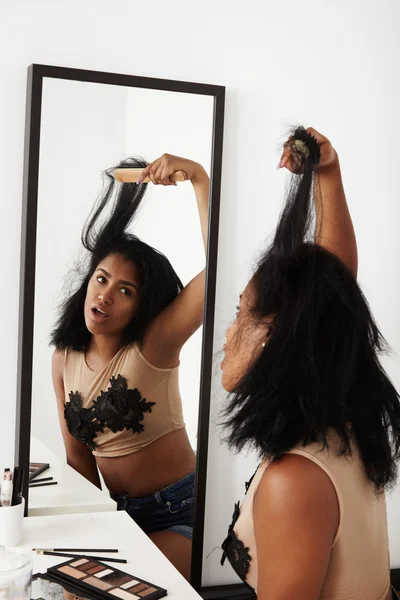 Frau hat Problem mit Haaren — Stockfoto