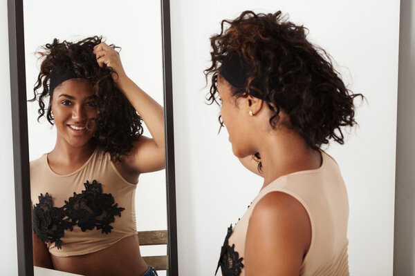 женщина надевает парик
