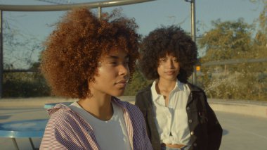 Gün doğumunda parkta iki melez zenci kadının portresi. 