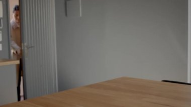 Ofis çalışanı eve geliyor. Hala 4K yüksek kaliteli görüntü.