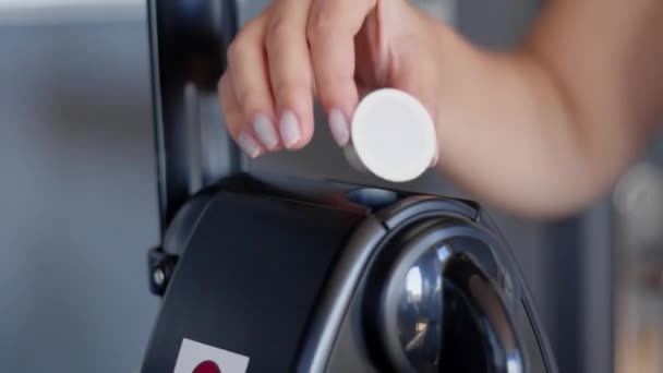 A mão branca das mulheres insere a cápsula de café expresso compostável orgânico na máquina Nespresso. Alta qualidade ainda vídeo 4k imagens. — Vídeo de Stock