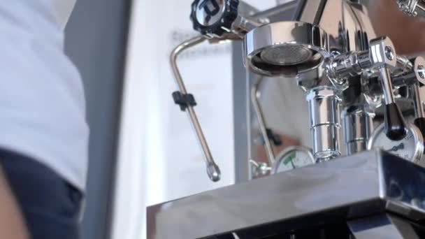 Бариста чистка кофемашины душ — стоковое видео