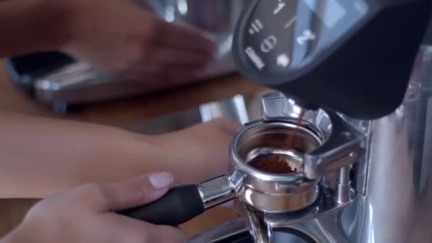 Moulin à café. Main féminine avec portafilter. Vidéo fixe de haute qualité séquences 4k — Video