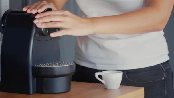 Fazendo café cápsula especialidade. Máquina de café Nespresso. Panned vídeo 4k imagens de alta qualidade. — Vídeo de Stock