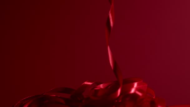 Tarja brilhante vermelho cereja brilhante movendo-se para cima e para baixo em um fundo fosco. Natal 4k qualidade de vídeo de imagens. — Vídeo de Stock