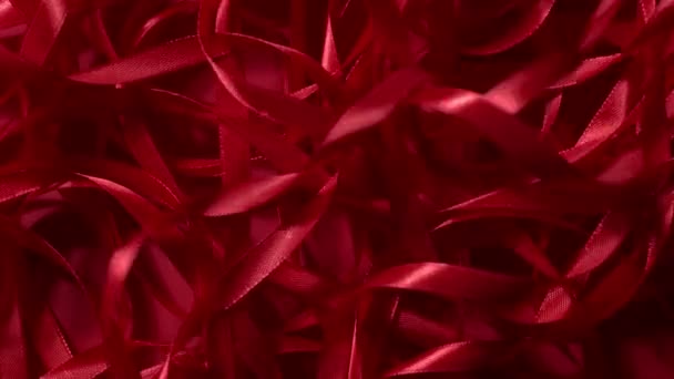 Un bouquet de rayures rouges brillantes et soyeuses disparaissent d'un fond rubis mat. Qualité 4k séquences tournées en haut. — Video