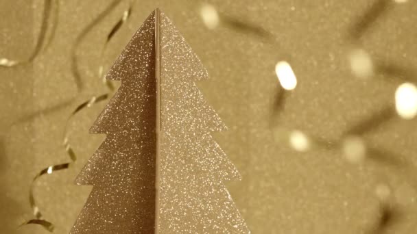 Oro brillante albero di carta di Natale lentamente girando intorno. Ancora orizzontale girato video 4k di alta qualità. — Video Stock