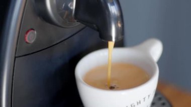 Kahve yap. Organik gübre espresso kapsülü. 4k video yüksek kaliteli görüntü.