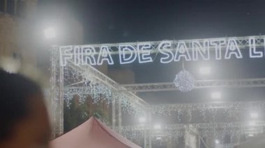 Avrupa Noel pazarında kış gecesi. İspanya 'nın Barselona şehrinde sokak lambaları. Fira de Santa Lucia.