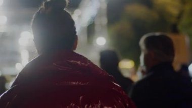 Arkadan bak. İnsanlar kış Noel pazarına girmek için bekliyorlar. 4k yüksek kaliteli video görüntüsü tarandı.