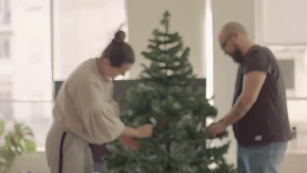 Et par i hjemmeklær som utgjør et kunstig juletre. Zoom inn opptak av høy kvalitet 4k video. – stockvideo