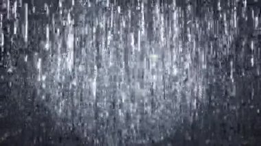 Gümüş ışıltılı arka plan. Işık altında beyaz bir hediye kutusu olan bir el beliriyor. Yüksek kaliteli video görüntüleri.