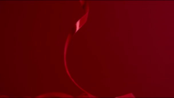 Намальована шовкова стрічка спадає на червоне тло. FHD досі знімає високоякісне відео. — стокове відео
