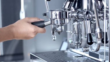 Parlak çelik espresso kahve makinesine çift portafinter takmak. Kenar görünümü yüksek kaliteli fotoğraf jpg.