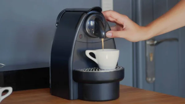 Különleges komposztálható kapszula kávét készítünk Nespresso kávéfőzővel. Kiváló minőségű jpg kép. — Stock Fotó
